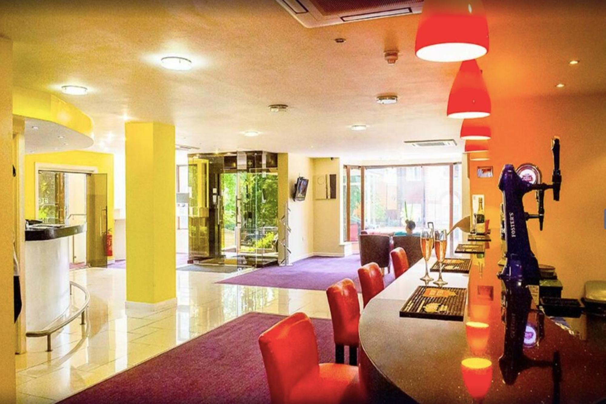 The Luton Hotel Exterior foto